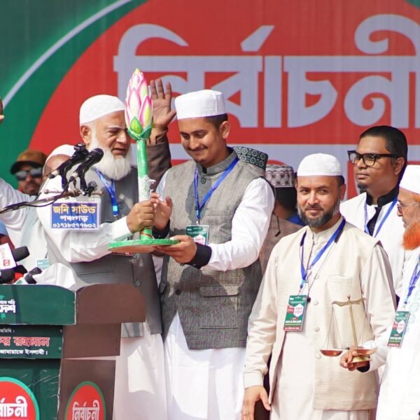 Jamaat Ameer hands over Shapla Kali to Sarjis Alam