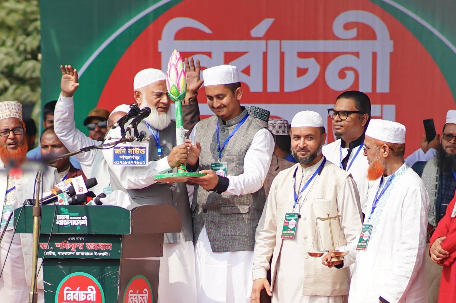 Jamaat Ameer hands over Shapla Kali to Sarjis Alam