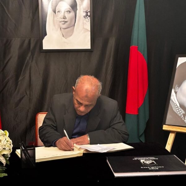 Home Affairs Adviser signs condolence book to pay tribute…