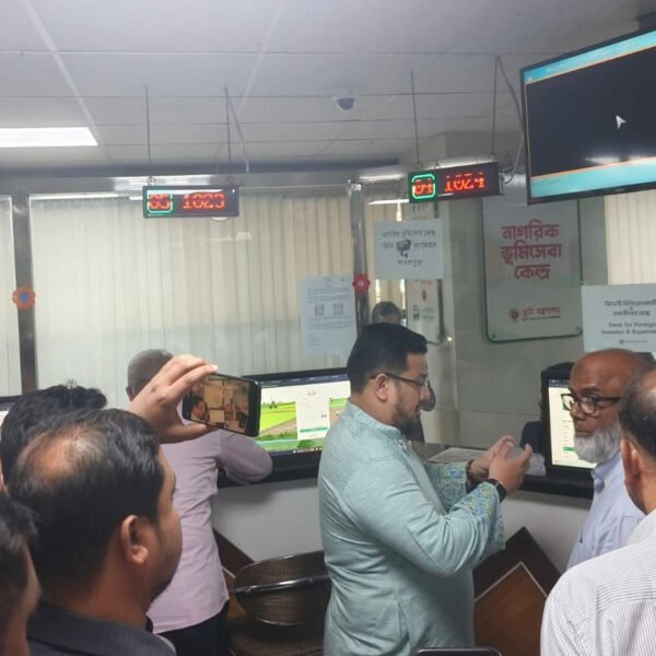 State Minister for Land inspects service activities of Bhoomi…